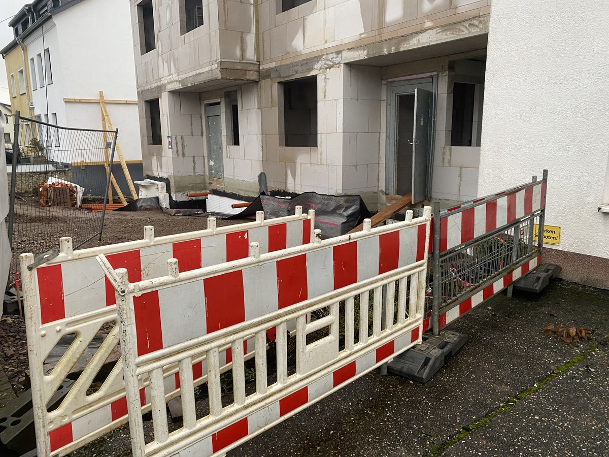 Rohbau Februar 2026 — Außenansicht mit Baustellenabsperrung